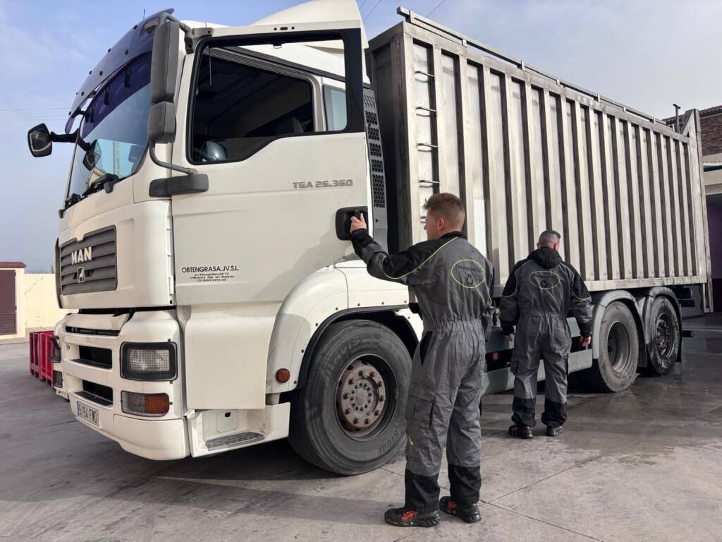 Trabajadores y camión de Obtengrasa